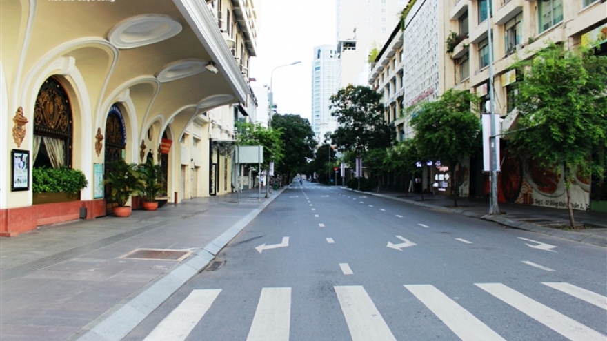 HCM City raises COVID-19 alert level, adopts stricter rules